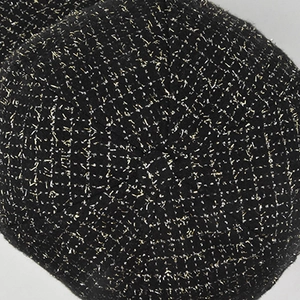 Détail macro de la texture du tissu tissé noir et or avec des fils métalliques