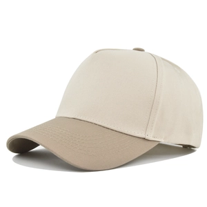 Detail einer zweifarbigen Baseballkappe mit cremefarbener Krone und khakifarbener Krempe