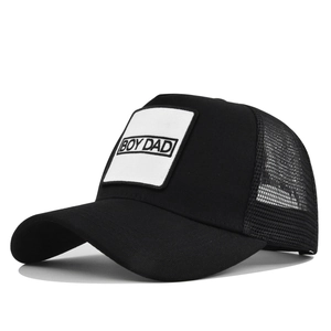 Casquette trucker noire BOY DAD avec écusson brodé blanc et filet respirant