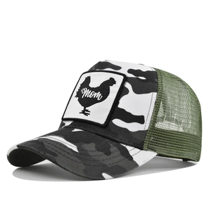 Detail van de camouflage trucker pet met geborduurde haan patch en mom belettering