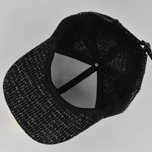 Vue intérieure de la casquette de baseball en tweed avec bandeau et boucle réglable