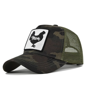Detail van camouflage truckerpet met haanborduursel en groen mesh materiaal