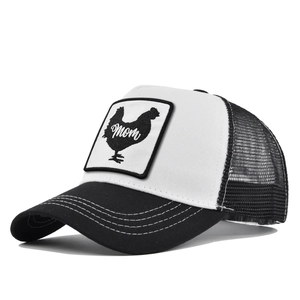 Detail van de geborduurde haan-patch en witte stiksels op een mesh trucker-pet model