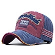 Gros plan sur la casquette New York vintage avec broderie 3D et denim délavé usé