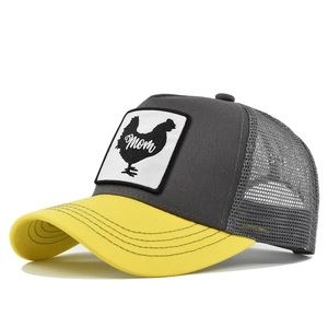 Detail van grijze mesh trucker pet met gele klep en geborduurde mom chicken patch