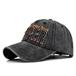 Détail de la broderie 3D SUPER sur une casquette de baseball vintage gris anthracite délavé