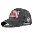 Détail de la broderie du drapeau américain sur casquette de baseball en coton lavé gris