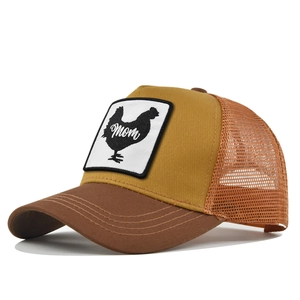 Detail van de hoogwaardige haan borduring en Mom patch op de mosterdgele trucker pet