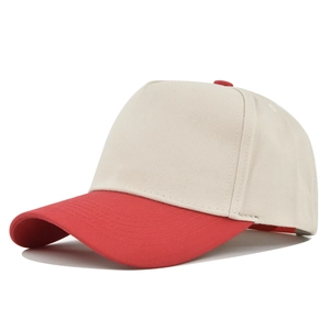 Detailansicht einer 5-Panel Baseballkappe in Cremeweiß und Rot aus Baumwolltwill
