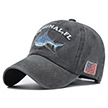 Détail d'une casquette en coton délavé gris avec broderie de requin et écusson de drapeau