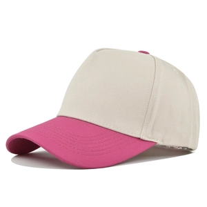Detailansicht der pink-beigen Baseballkappe mit zweifarbigen Nähten und gebogenem Schirm