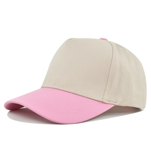 Detail einer 5-Panel-Baseballkappe mit rosa Krempennähten und beiger Kronentextur