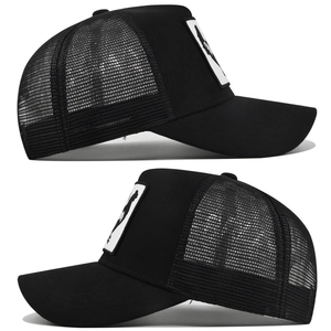 Zijaanzicht van de zwarte mesh trucker pet met dierenpatch en ademend materiaal