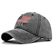 Détail de la casquette rétro en coton gris délavé avec broderie du drapeau USA