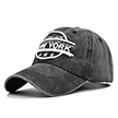 Gros plan détaillé d'une casquette baseball grise délavée avec broderie 3D New York