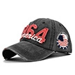 Détail d'une casquette vintage grise avec broderie USA en relief et écusson drapeau