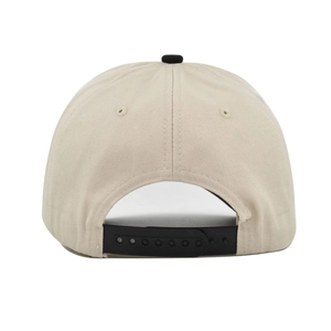 Detailansicht des schwarzen Snapback-Verschlusses und Belüftungslöcher an beiger Baumwollkappe
