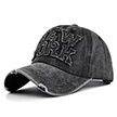 Détail de la broderie New York sur casquette en coton délavé avec bordure usée