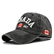 Vue détaillée de la casquette vintage en denim délavé avec broderie 3D Canada et drapeau