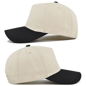 Detailansicht der 5-Panel-Nähte und atmungsaktiven Ösen an dieser kontrastreichen Baseballkappe