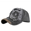 Détail d'une casquette baseball vintage avec broderie 3D et texture de tissu délavé