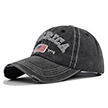 Gros plan de la casquette vintage noir délavé avec broderie America et visière usée