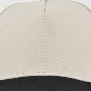 Detailaufnahme von Twill-Baumwolle und präzisen Nähten auf einer zweifarbigen Baseballkappe