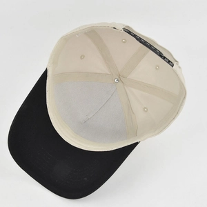 Detailansicht der Innenseite einer Baumwollkappe mit verstellbarem Snapback-Verschluss