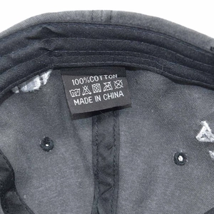 Primer plano de la banda interior y etiqueta de 100% algodón en gorra gris desgastada