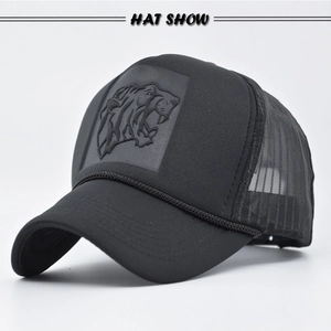 Detail einer schwarzen Trucker-Cap mit quadratischem Tiger-Patch und Mesh-Rückseite