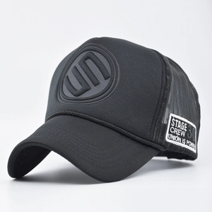 Detailansicht der schwarzen Trucker Cap mit 30 STAGE CREW Patch und S-Logo