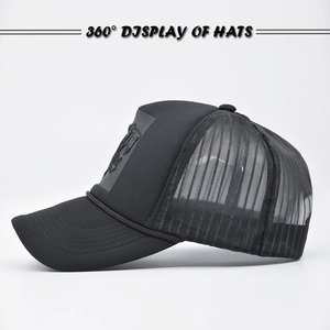 Seitenansicht der schwarzen Trucker Cap mit 3D Tiger-Patch und Mesh-Rückseite Detail