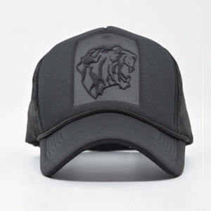 Schwarze Trucker-Cap mit 3D-Prägung Tigerkopf und atmungsaktivem Mesh-Einsatz