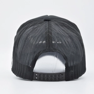 Rückansicht der schwarzen Mesh Baseballkappe mit verstellbarem Snapback und Netzgewebe