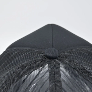 Detailaufnahme der schwarzen Mesh-Baseballkappe mit Fokus auf Knopf und Nähten