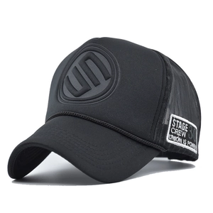 Schwarze Trucker Cap mit 3D-Prägelogo und Stage Crew Webetikett an der Seite