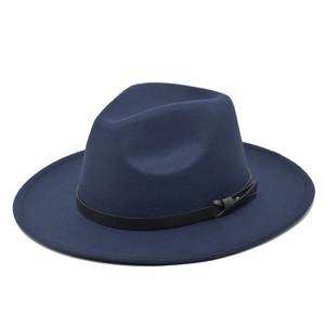 Dettaglio cappello fedora in lana blu scuro con cinturino in pelle nera fine