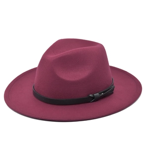 Dettaglio del cappello fedora in lana bordeaux con tesa larga e fascia in ecopelle nera