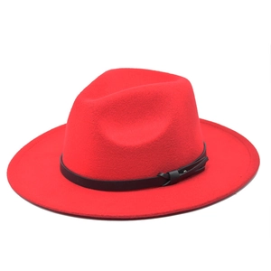 Vista dettagliata del cappello fedora di lana rossa con tesa piatta e cinturino nero