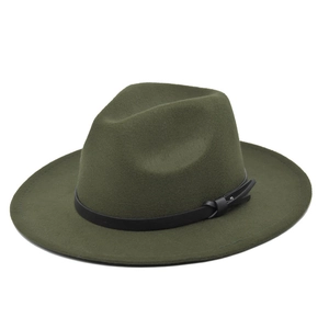 Dettaglio di un cappello fedora in lana verde oliva con fascia in pelle nera e nodo