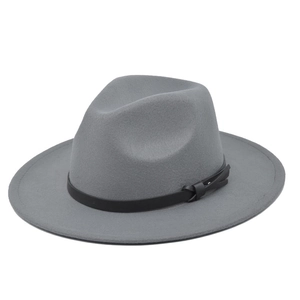 Dettaglio di un cappello fedora in feltro grigio con tesa larga e fascia in cuoio nero