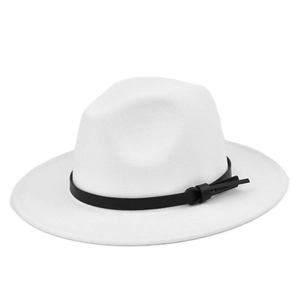 Dettaglio cappello fedora in lana bianca con fascia in pelle nera e nodo decorativo
