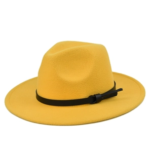 Dettaglio cappello in feltro di lana giallo brillante con tesa piatta e fascia in cuoio