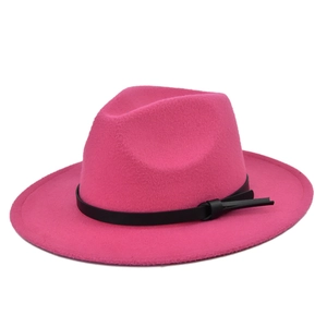 Dettaglio del cappello fedora in lana magenta con un elegante cinturino decorativo nero