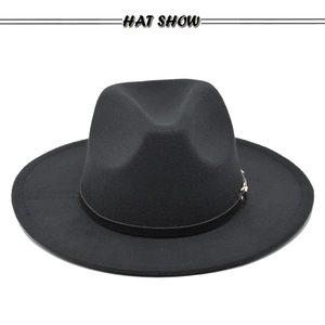 Detail van zwarte vilten fedora hoed met een lederen band en gouden metalen gesp