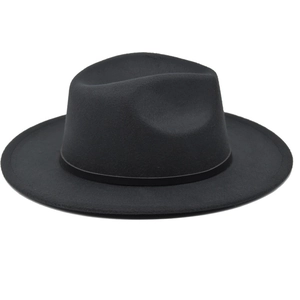 Detail van een vilten fedora hoed met platte rand en een zwarte leren band van wol