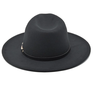Detail van zwarte wollen fedora hoed met slanke kunstlederen band en gouden gesp
