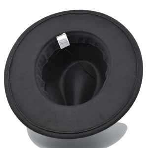 Detailweergave van de binnenvoering en het 100% polyester materiaaletiket op de zwarte hoed