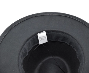 Detailweergave van de zwarte hoed met brede rand, zweetband en materiaaletiket binnen