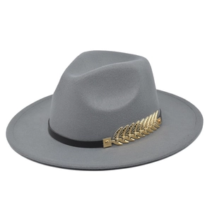 Grijze vilten fedora hoed met brede rand, zwarte band en gouden blad accessoire